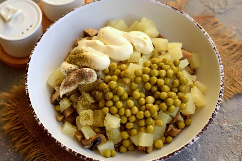 Салат с ананасами, курицей и грибами — рецепт с фото пошагово