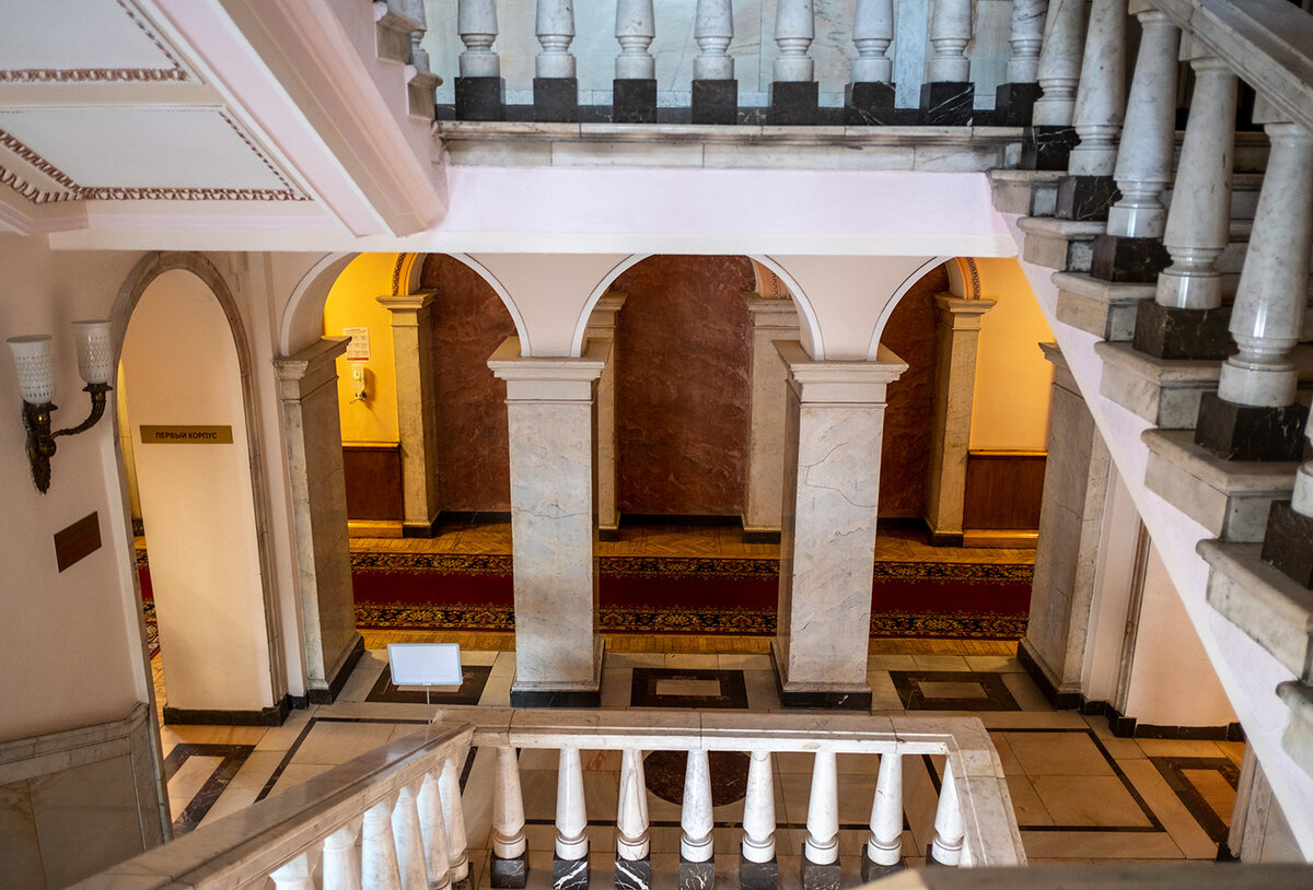 Один из холлов поликлиники.