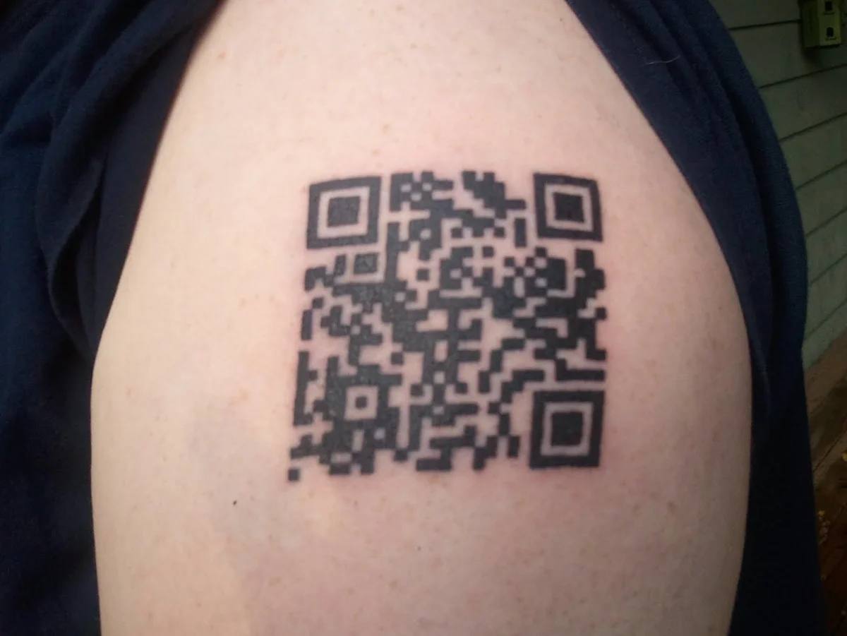 Черный qr код. Тату QR код. Наколка в виде QR кода. Тату штрих код. Тату q.