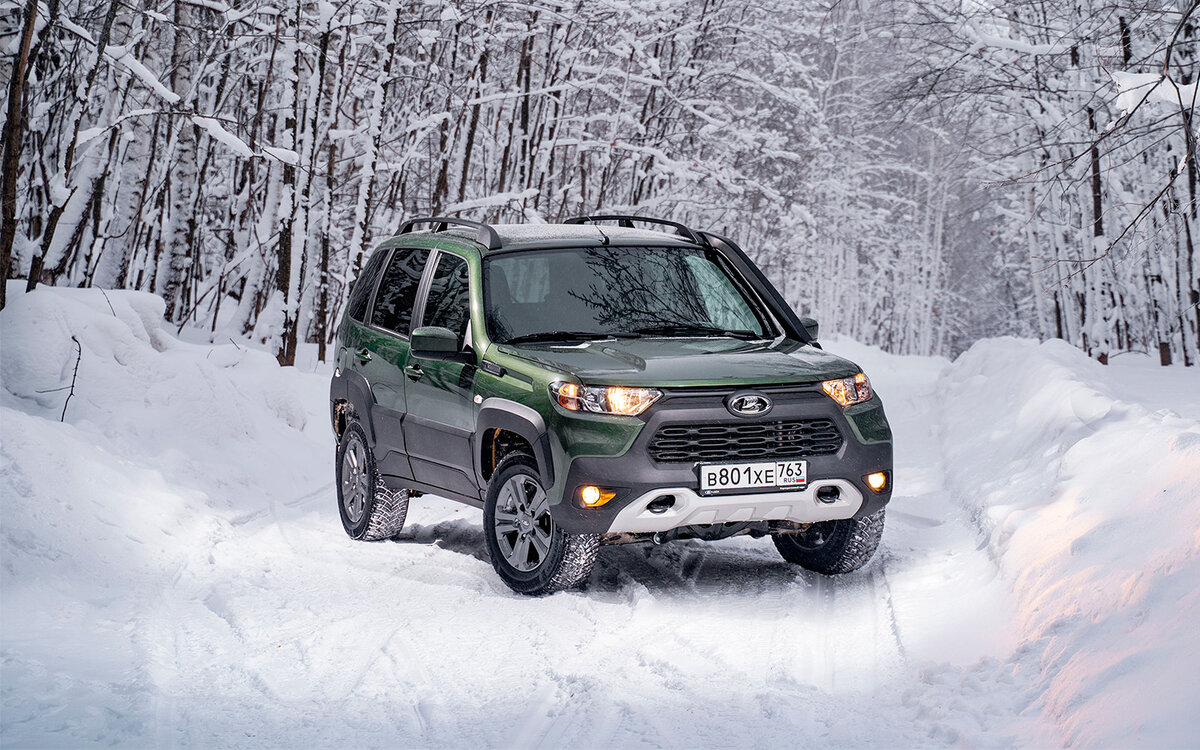                                             Hyundai Creta (от 1 390 000 руб.)
Hyundai Creta, который этим летом сменил поколение в России, по-прежнему остается самым популярным кроссовером на отечественном рынке. Бюджетная модель, локализованная на предприятии в Санкт-Петербурге, уже в «младших» комплектациях доступна с четырьмя ведущими колесами по цене от 1 390 000 рублей. За эти деньги покупатель получит автомобиль с 1,6-литровым двигателем мощностью 121 л.с., 6-ступенчатой механической коробкой и подключаемым полным приводом. В состав оснащения входят галогеновые фары проекционного типа, кондиционер, подогрев передних сидений, внешние зеркала с электроприводом складывания, а также аудиосистема с 8-дюймовым дисплеем и поддержкой интерфейсов Apple CarPlay и Android Auto.
