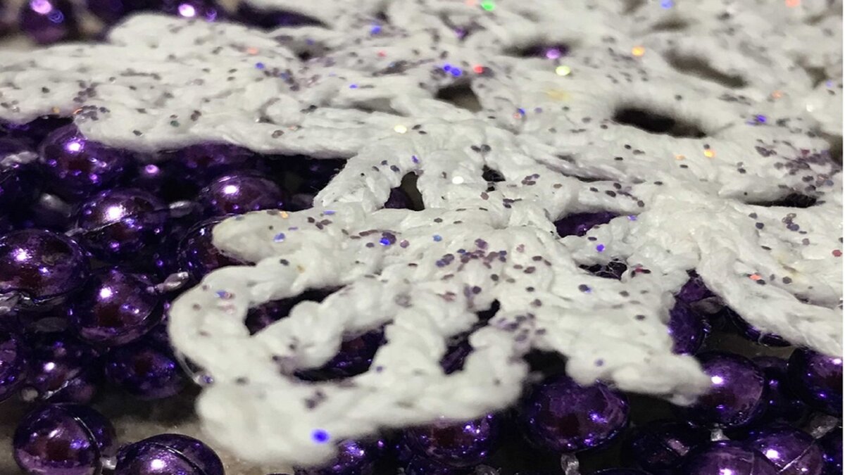 Жесткая снежинка с клеем пва и блестками хорошо держит форму