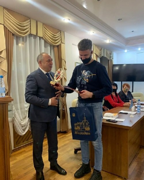 magadan.49gov.ru. Юрий Гришан (слева) занимется молодежной политикой