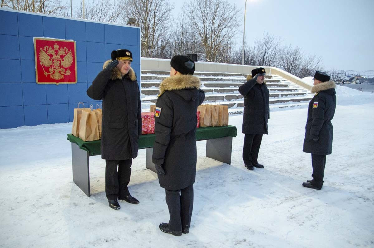 В Гаджиево экипажам кораблей вручили новогодние подарки | Хибины | Дзен