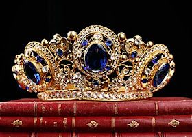 Просто красивая корона, для красоты. 