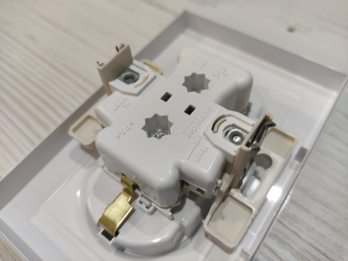 Как установить розетку в подрозетник шнайдер - 85 фото