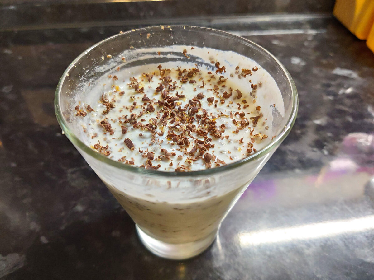 йогурт с семенами чиа и тертым шоколадом