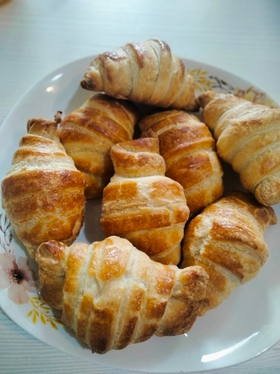 Сверху смазывала яйцом для румяности