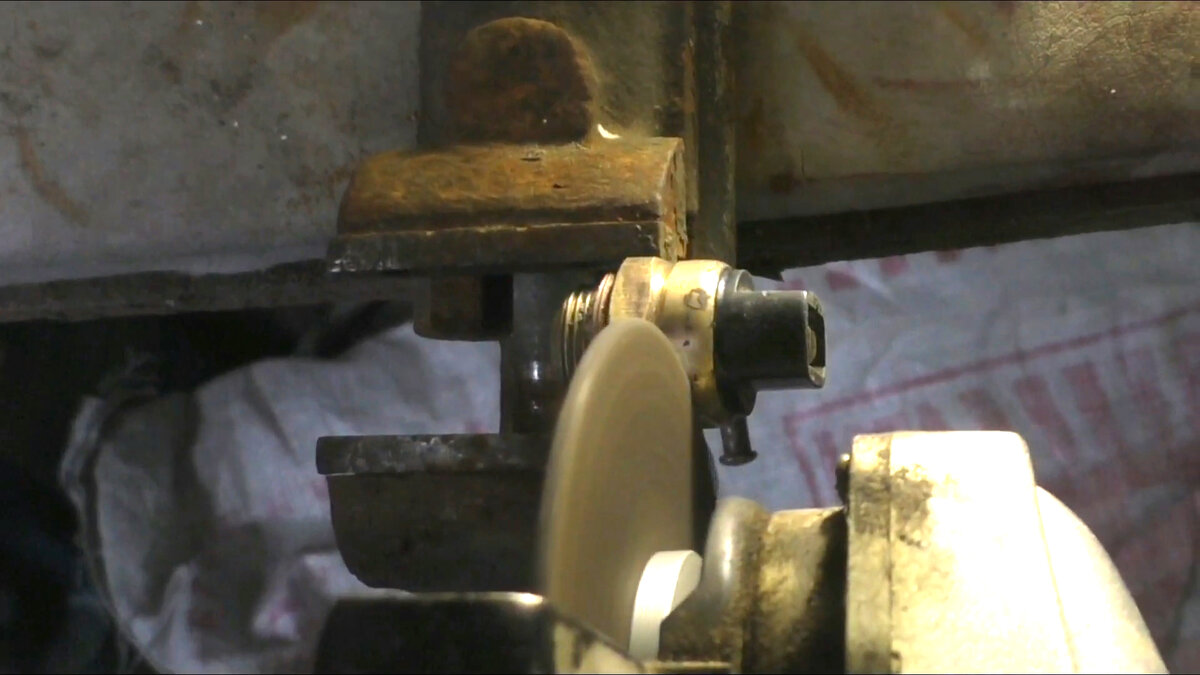 Разрезаем датчик включения вентилятора