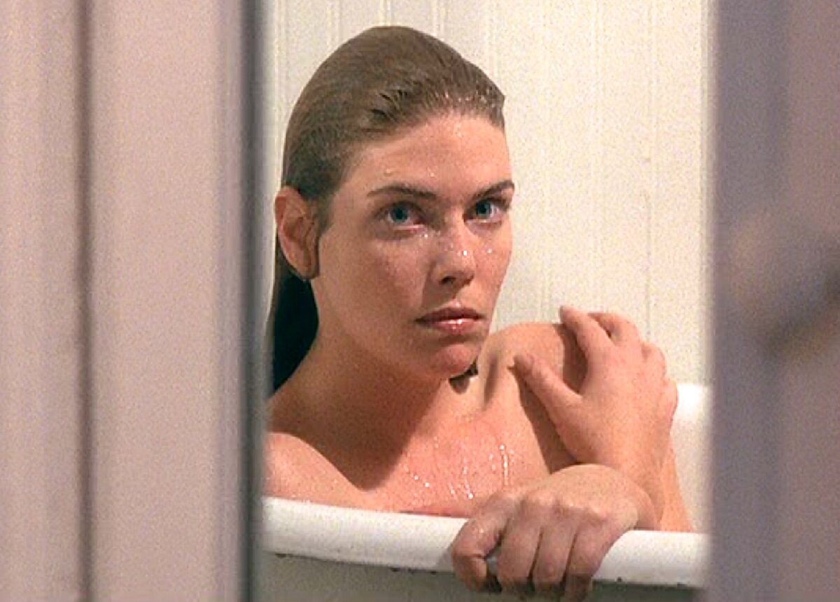 Кэлли МакГиллис в фильме "Дом на Кэрролл-стрит"(1987).