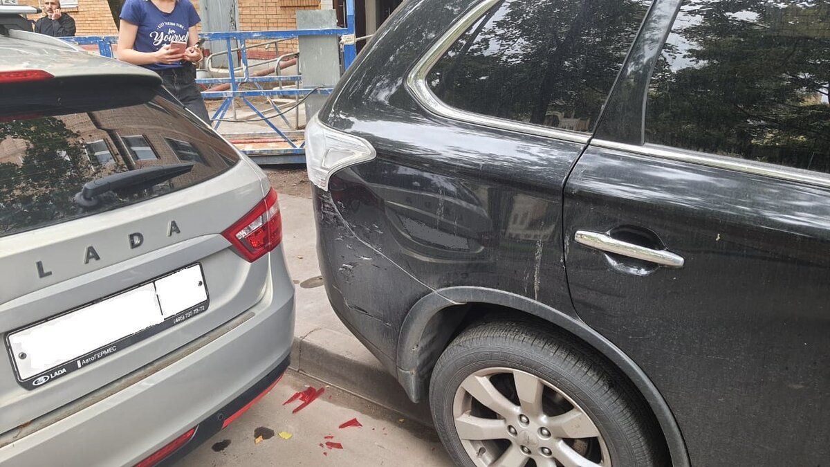 Причина повреждения - другой автомобиль не заметил и толкнул при движении задом