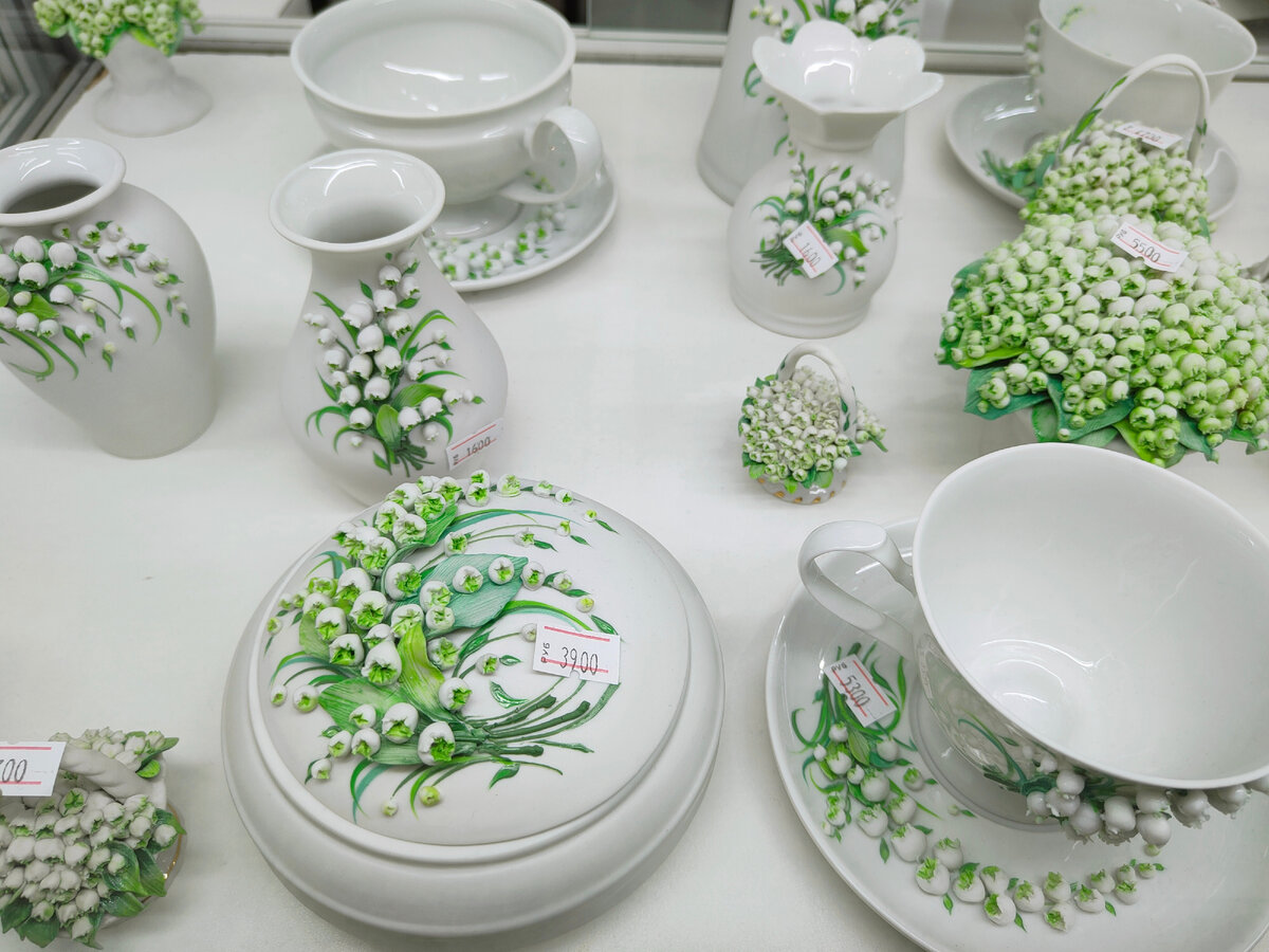 Кисловодск фарфор ландыши. Чашка из фарфора с ландышами. Корзиночки из фарфора с цветами. Ландыши. Кисловодский фарфор ландыши.