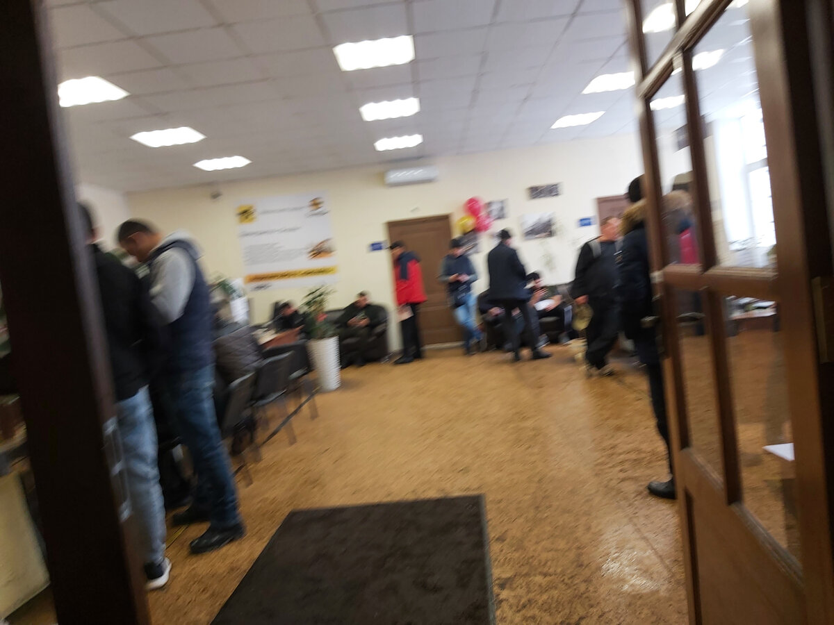 Прошу прощения за низкое качество снимков. Мн приходится фотографировать скрытно, не привлекая к себе внимания. За то лица размывать не пришлось)))