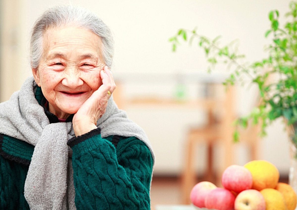 Пожилая женщина улыбается. Задумчивая пожилая женщина. Счастливая бабушка. Счастливая пожилая женщина.
