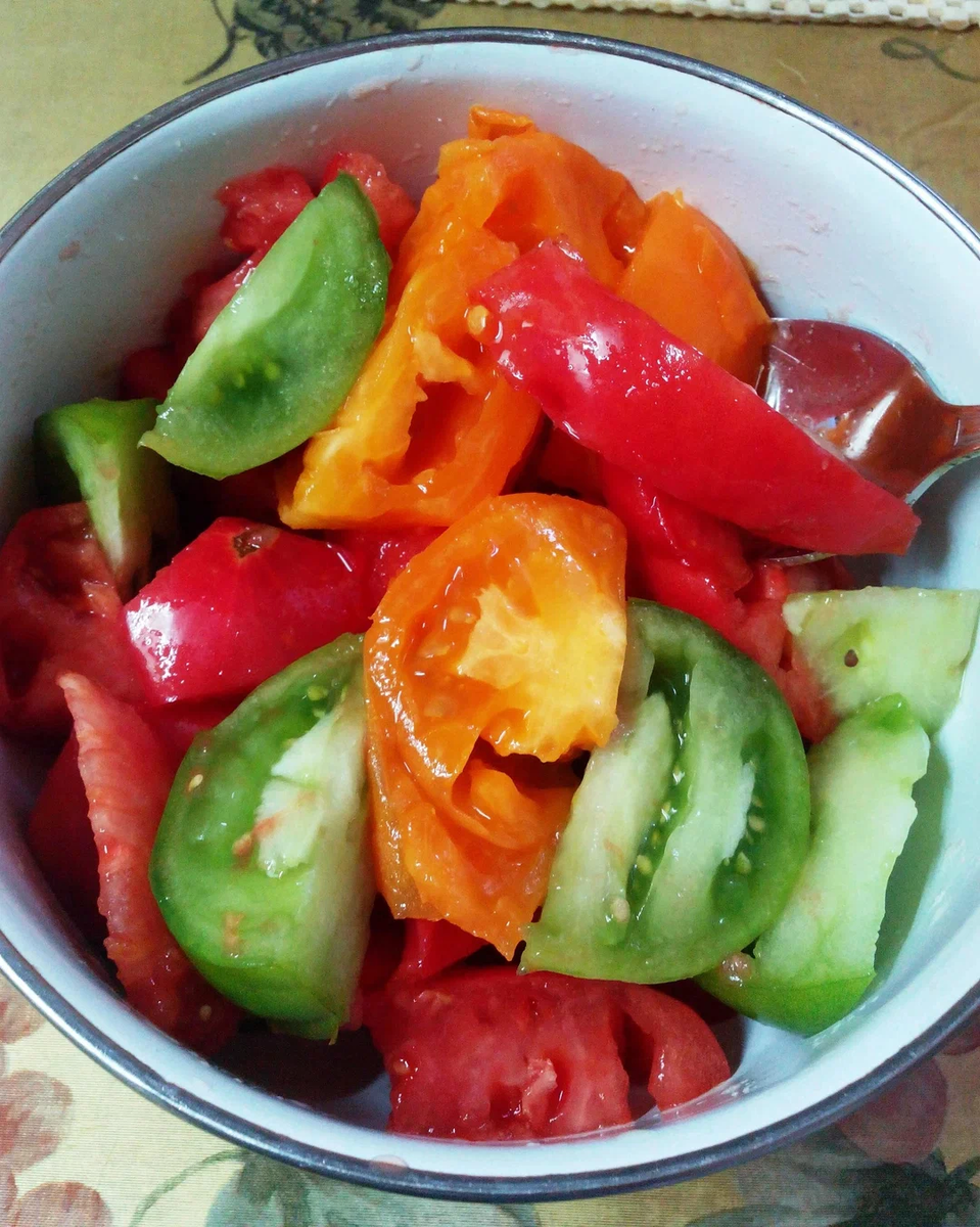 Салат из моих помидор красные, бордо, желтые, зеленые со вкусом фруктов.