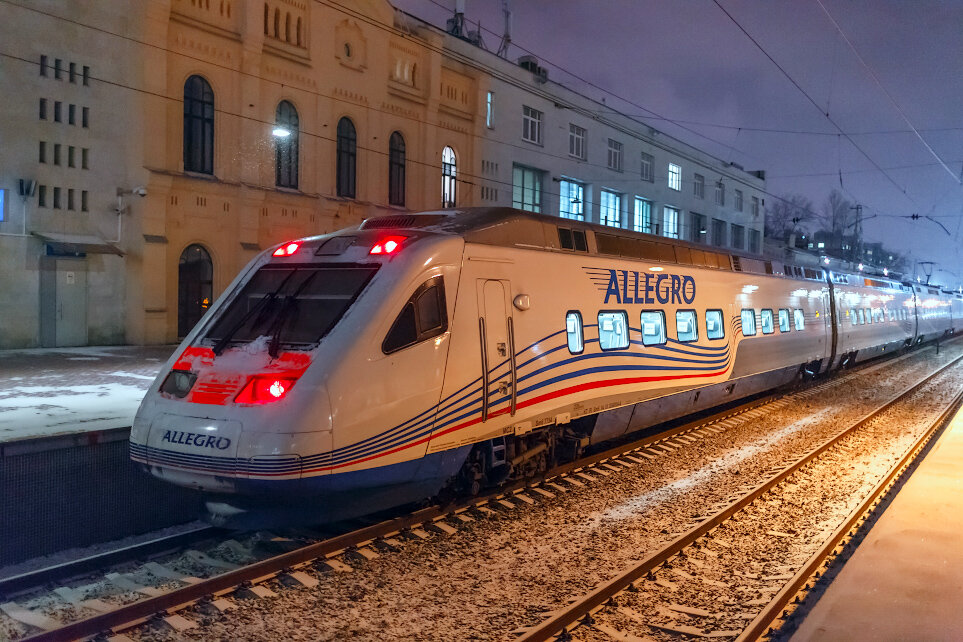 Итальянский высокоскоростной пассажирский двухсистемный электропоезд, курсирующий по маршруту Хельсинки (Центральный вокзал) - Санкт-Петербург (Финляндский вокзал). Длина маршрута - 407 км. Время в пути - 3 часа 27 минут.