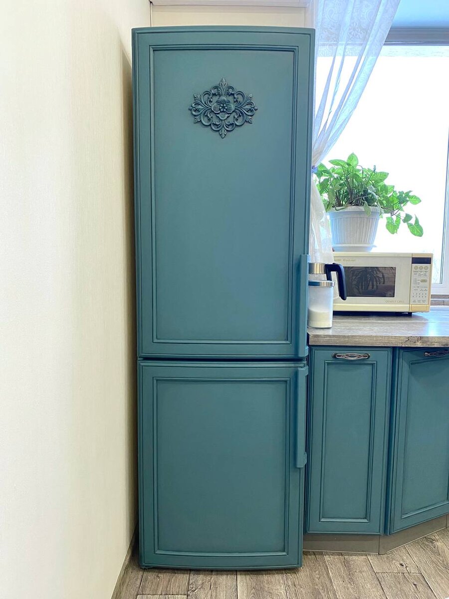 Чтобы интереснее было читать, вдохновляем. Смотрите, какой холодильник получится у Юлии. Красота🤍здесь, конечно, не только перекраска. Но мы с вами начнём с азов.