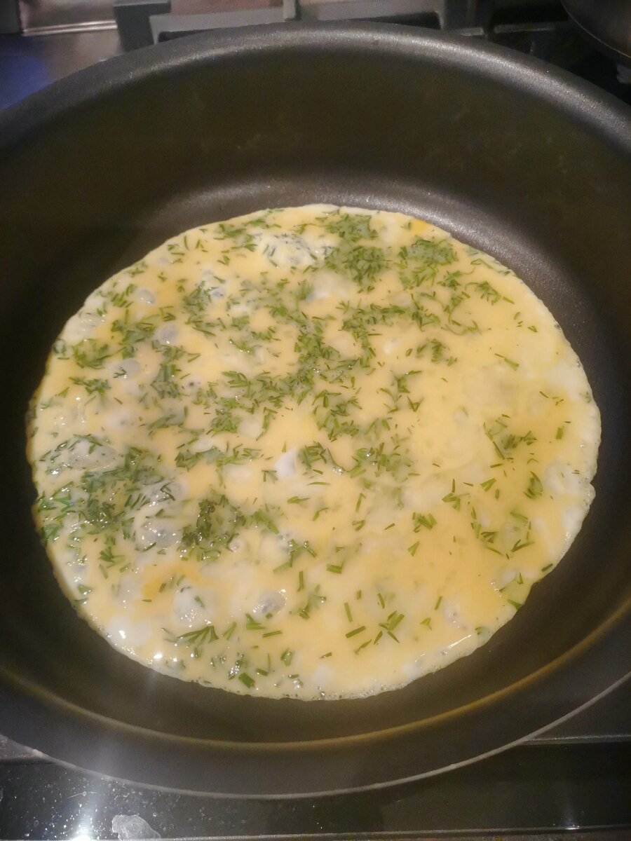 Два яйца взбиваем с зеленью, выливаем на сковороду и обжариваем с двух сторон.