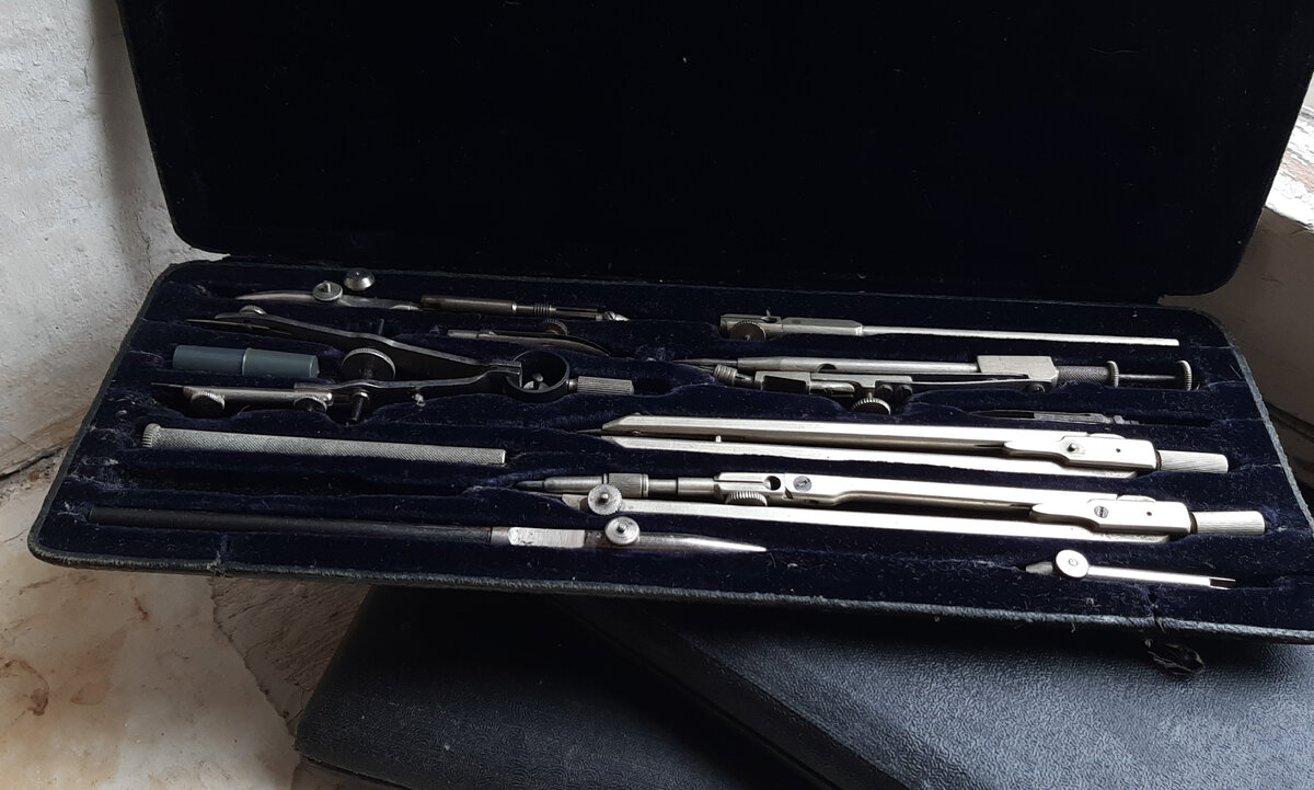 таких чертежных наборов там было минимум штук 10.