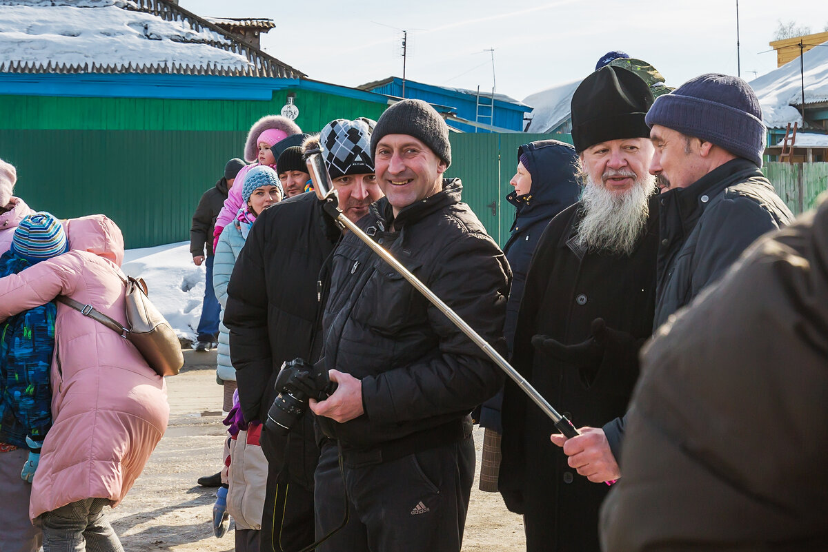 Очередная подборка "масленичных" фотографий, снятых в городе Бердске у Преображенского собора. Добрый,красивый, русский, сибирский праздник ...