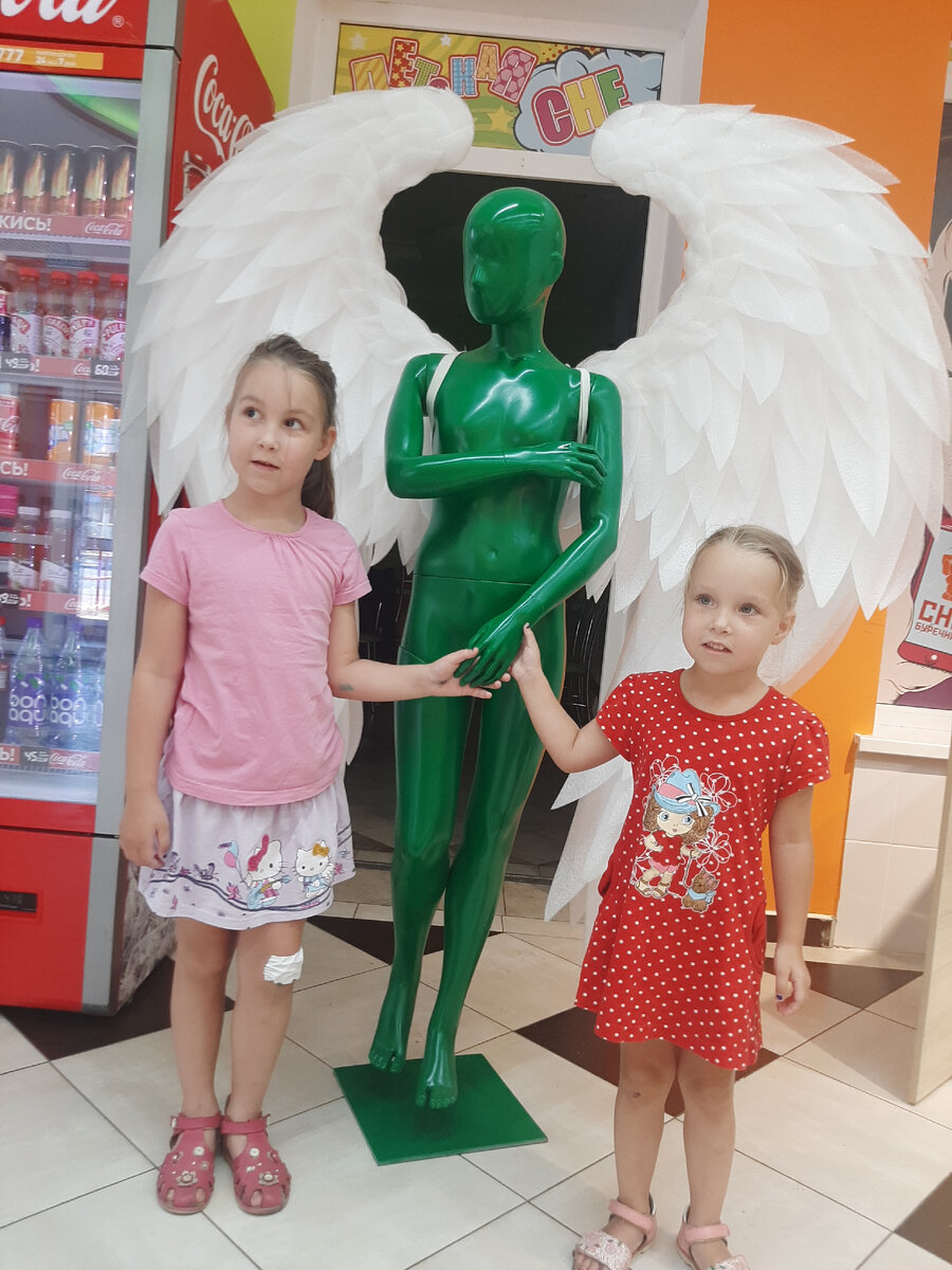 Фото из семейного архива. Сидим в кафе.