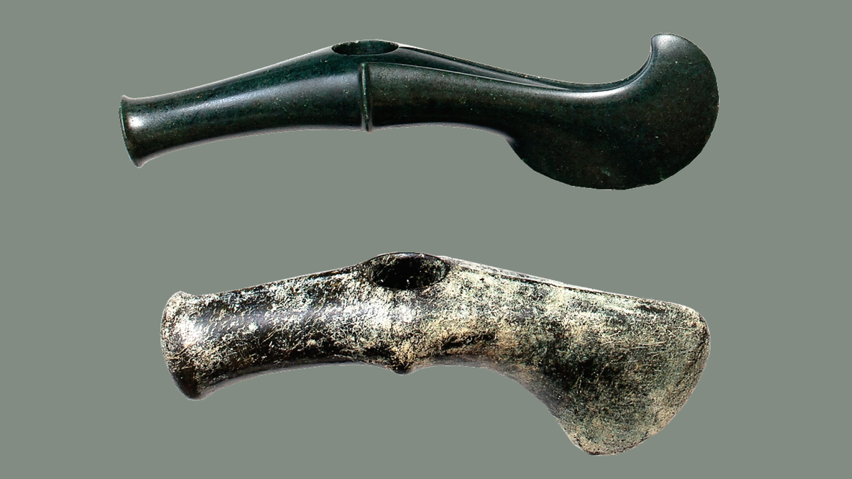 Ритуальные топоры-молоты (длина 20 и 18 см), Бородинский клад, ок. 18 в. до н.э. (?) © Государственный исторический музей