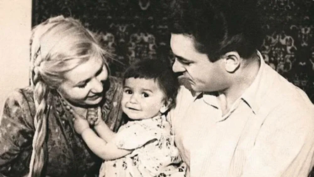 Инна Макарова и Сергей Бондарчук с дочкой