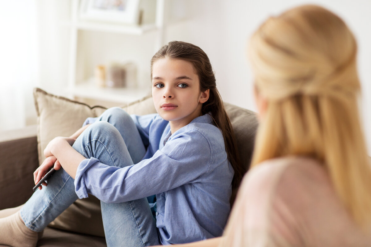 Дочь смотрит видео. Смотреть картинки дочка. Sad with Family stock image. Мама с 2 дочками старшая младшая. Sad girl to Family.