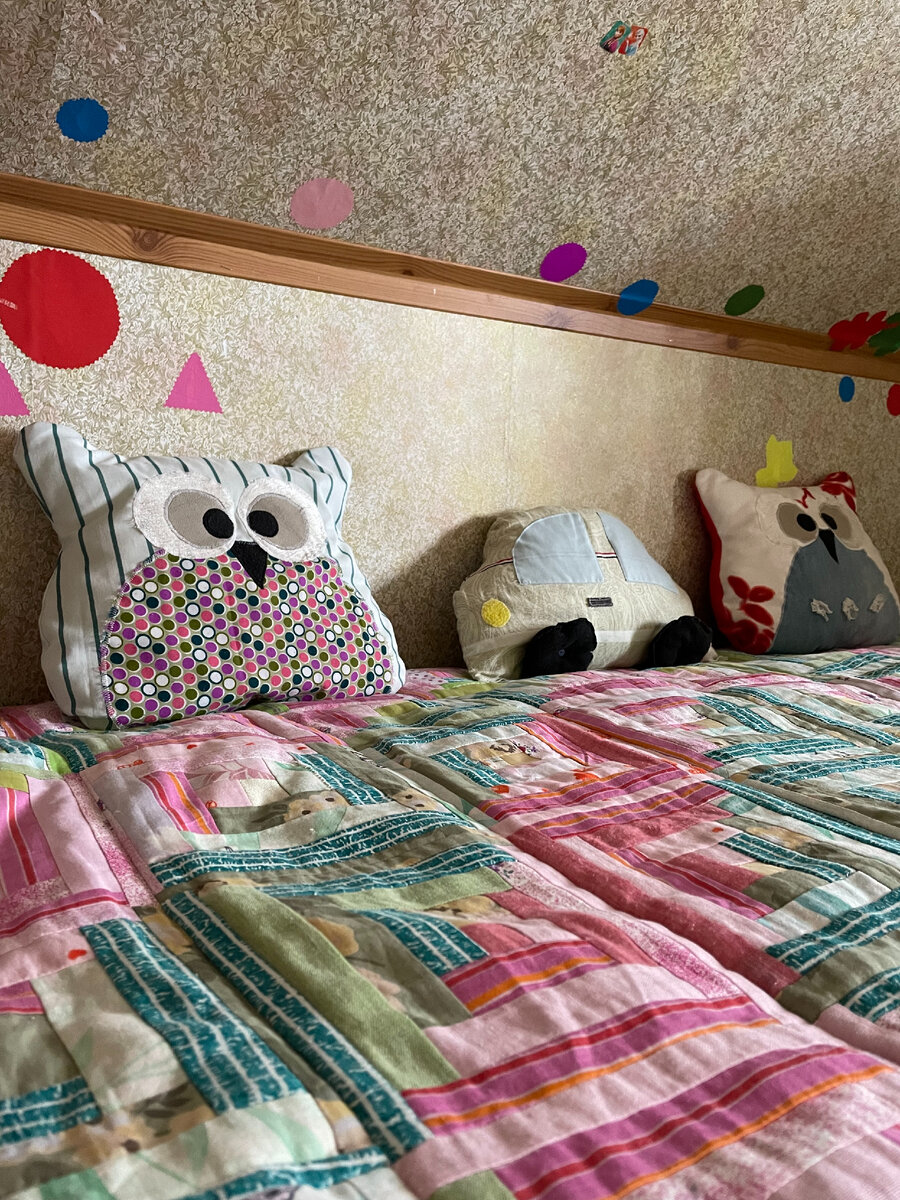 Совушки и машинка тоже, кстати, моих рук дело. Все-таки кровать для внуков любимых