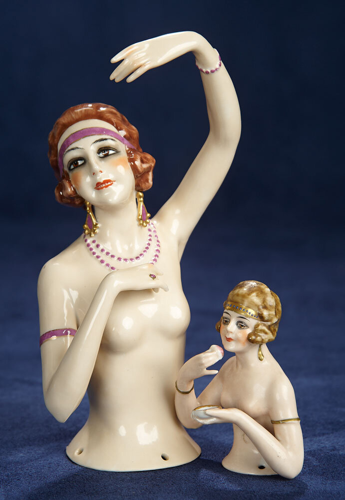 Большая и маленькая полукуклы из фарфора в виде девушек-флэпперов. Их руки отставлены от тела, значит, фигурки более ценные. Фото theriaults.com