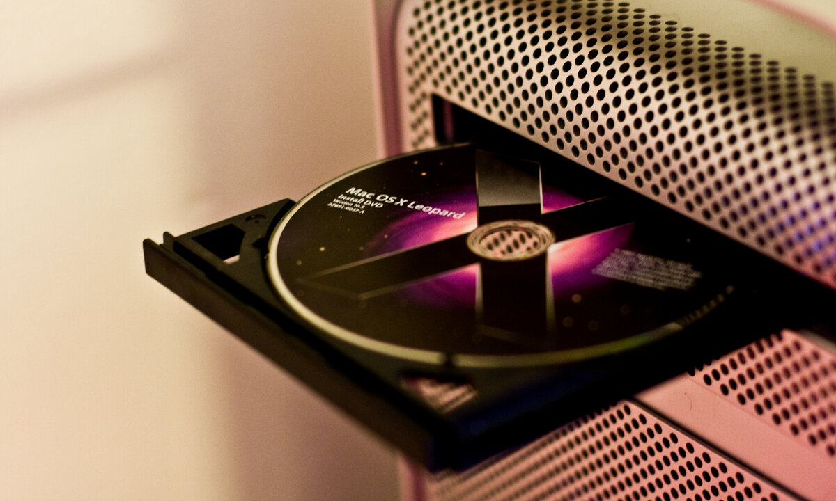 Автор: Tony Webster from Portland, Oregon, United States - Mac OS X Leopard Install Disc in a Mac Pro, CC BY 2.0, https://commons.wikimedia.org/w/index.php?curid=39881819