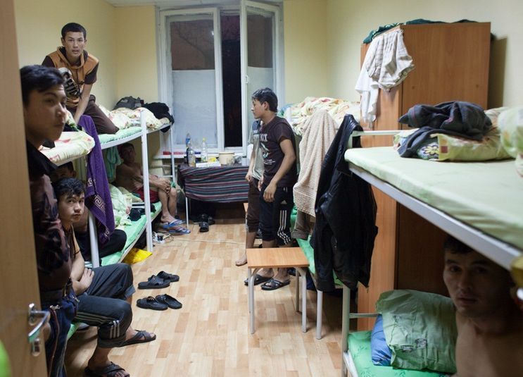 Общежитие гастарбайтеров. Таджики в общежитии. Мигранты в комнате. Поспать в москве