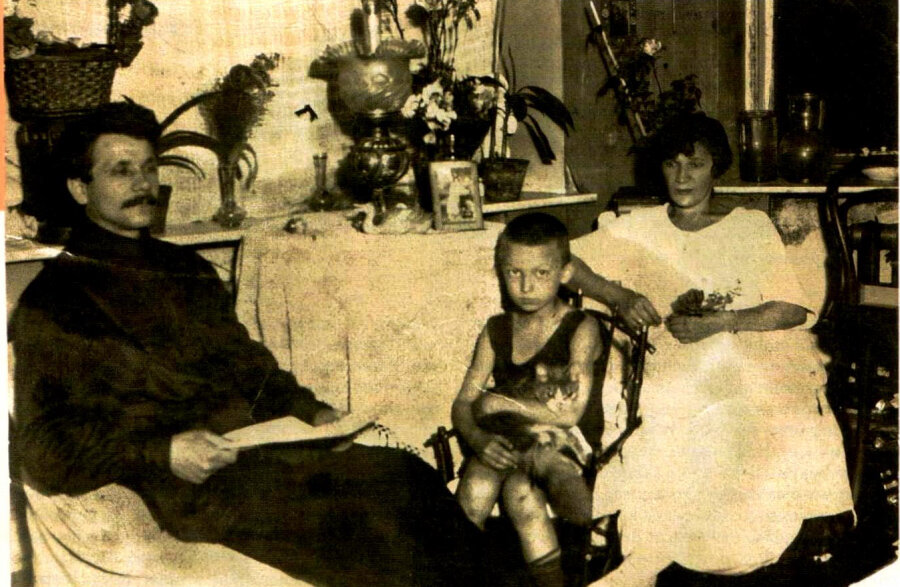 Г. Вицин со своими родителями.