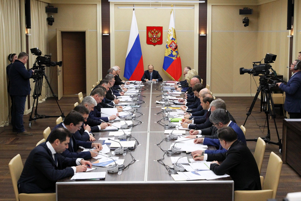 На рассмотрение правительства. Президент на заседании правительства. Путин на совещании. Заседание правительства РФ. Совещание Путина с членами правительства.