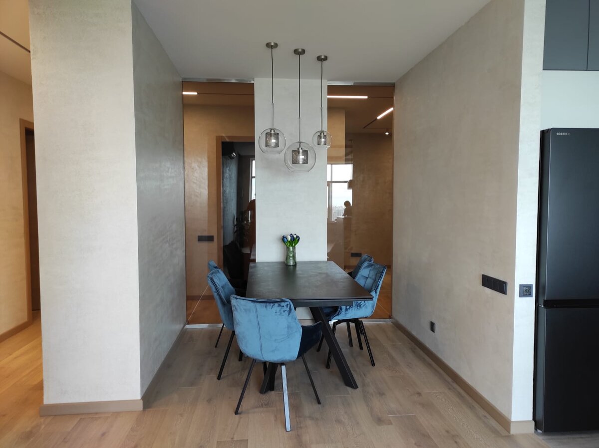 Цветовая ось готового проекта - синий бархат стульев.