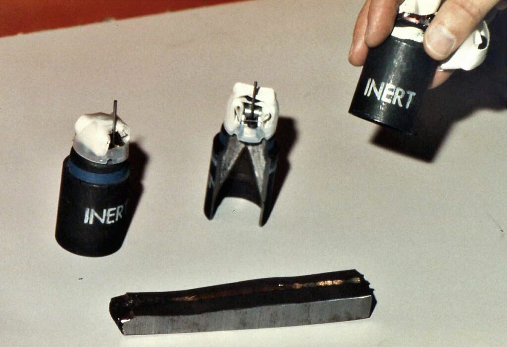 Макет суббоеприпаса M270 MLRS, каждая установка при залпе доставляет к целям сразу несколько тысяч таких:/ ©Wikimedia Commons