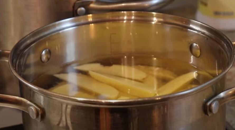 Картофель по-деревенски с корочкой. Кладем в кастрюлю, заливаем холодной водой и отправляем на плиту вариться.