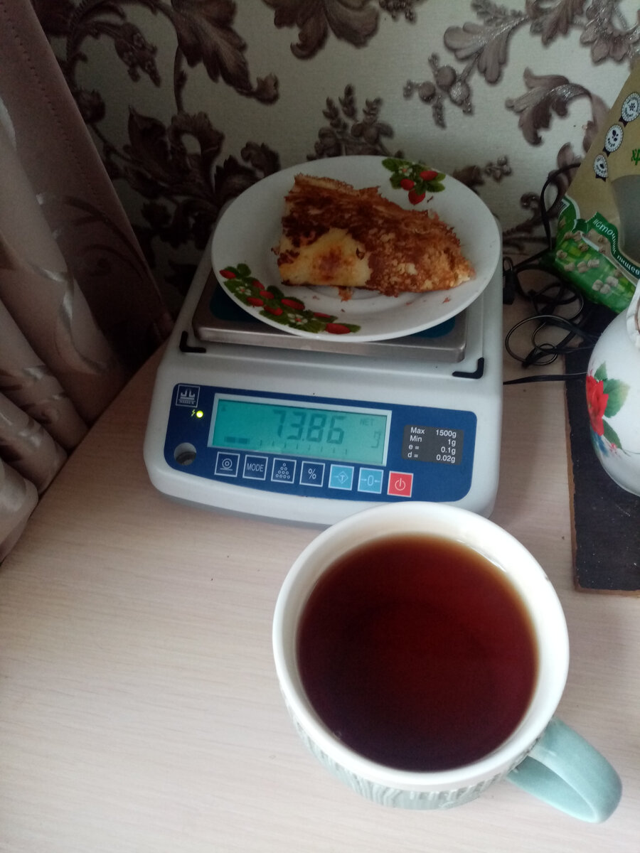 Блин на весах и кружка чаю