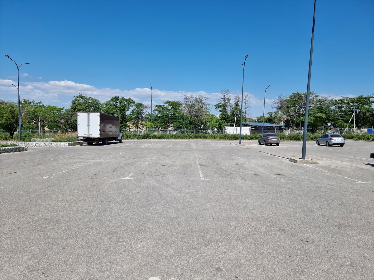 Совершенно пустая парковка...