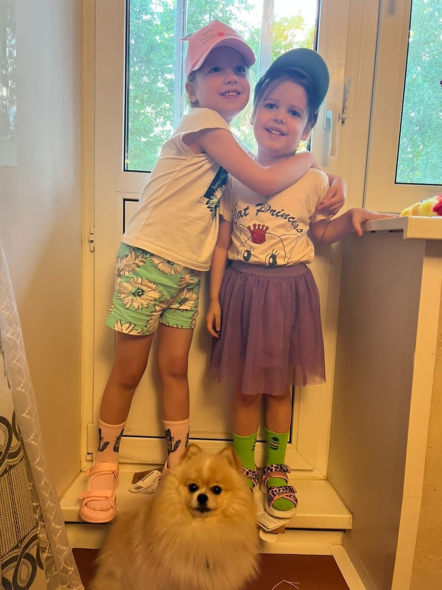 София и Настя у бабушки в квартире 