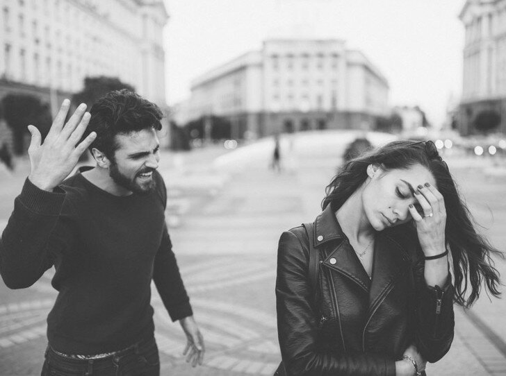 На данной картине изображён прямой абьюзинг и жертва абьза.