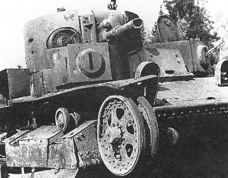Т-28 с перебитыми гусеницами