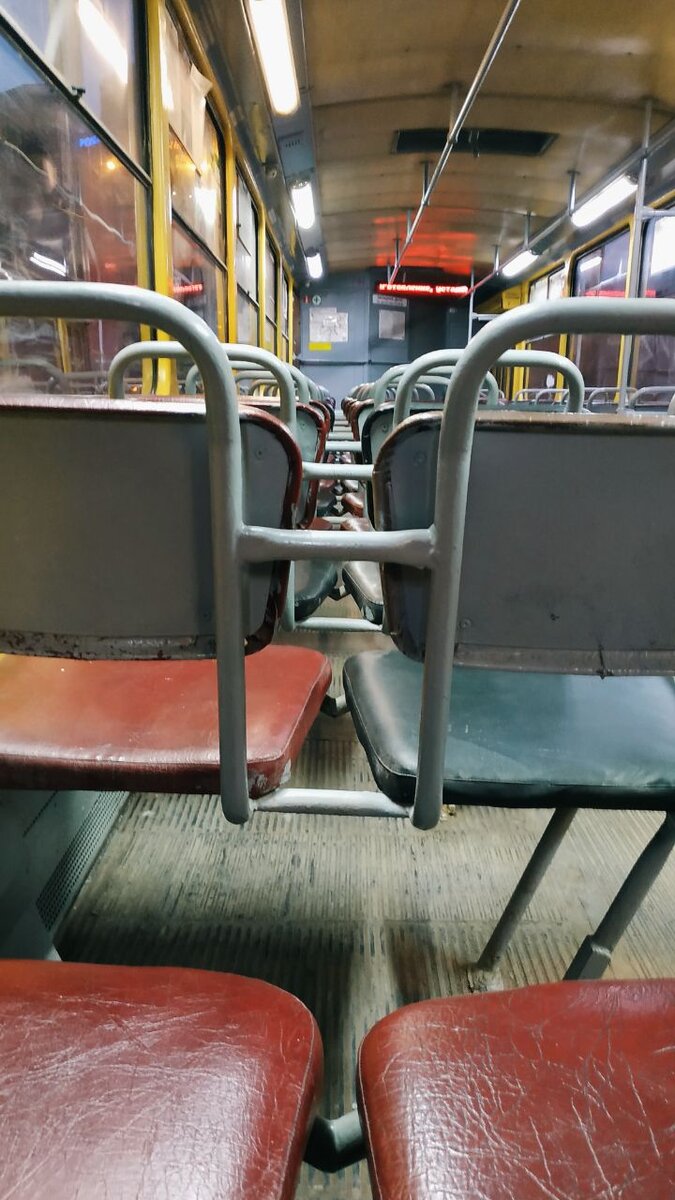 Кататься в пустом вечернем трамвае - что может быть чудеснее