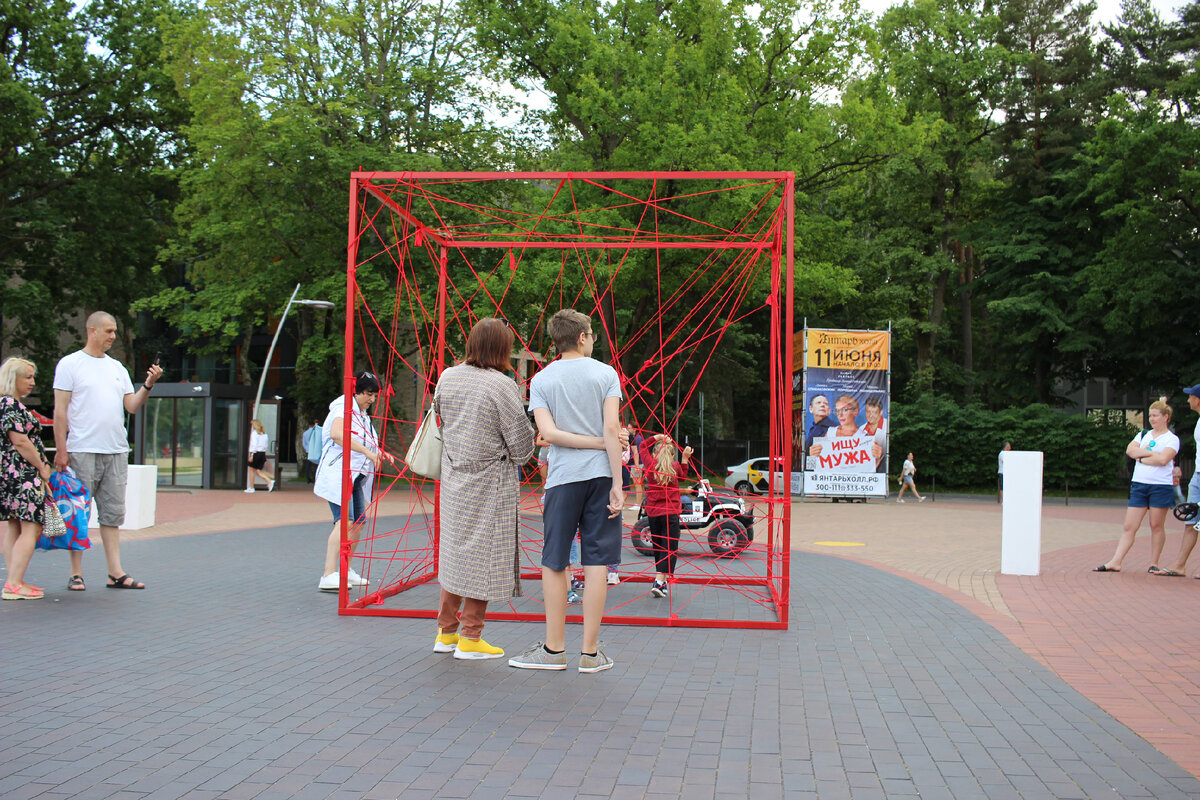 Художники фестиваля "Море внутри" создали необычную инсталляцию для перформансов для профессиональных хореографов так и для зрителей города Светлогорска в рамках фестиваля "Симфония ветра" 1-3 июля 2022 года. 