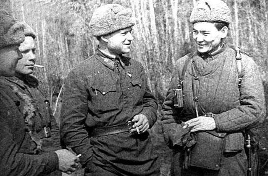 Момышулы с командирами 1073-го стрелкового полка (в центре комполка майор Елин)