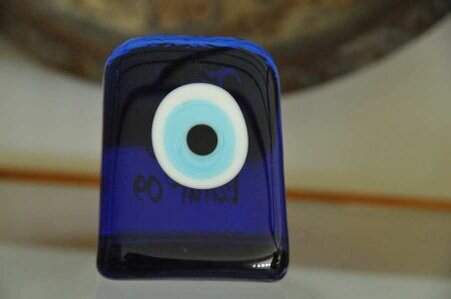 Чтобы обеспечить максимальную защиту, вам нужно разместить эти настенные глазки везде, где это может быть полезно: на двери вашего дома, на детской коляске, на детской одежде, в виде ожерелья или украшения. украшения. Если однажды настенный глаз сломается, значит, он выполнил свой долг и защитил владельца от какого-то зла, которое могло создать для него проблемы. Теперь необходимо купить новый настенный глаз.