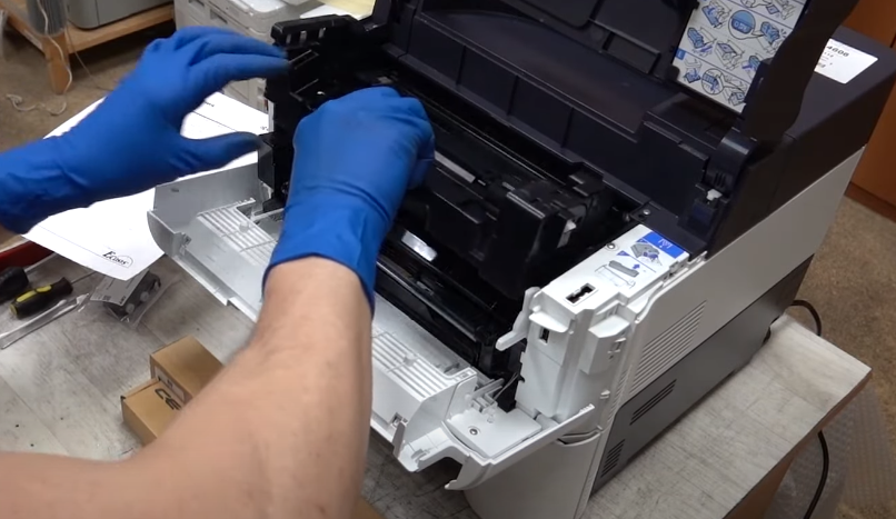 Выдвигаем на себя блок фотобарабана