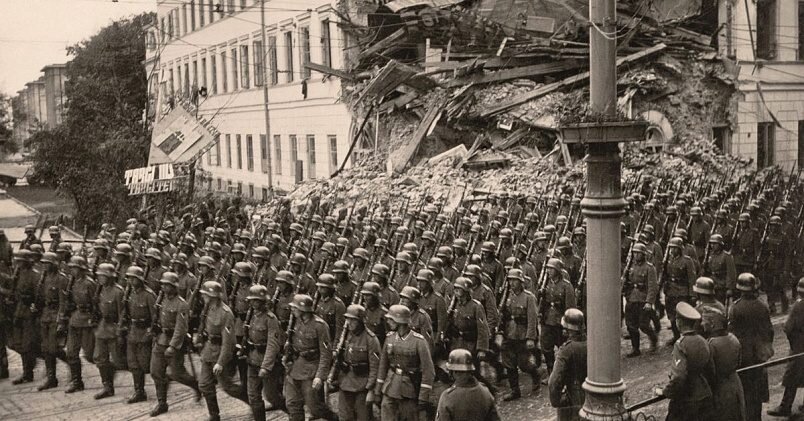 Победоносный марш немцев в разрушенной Варшаве