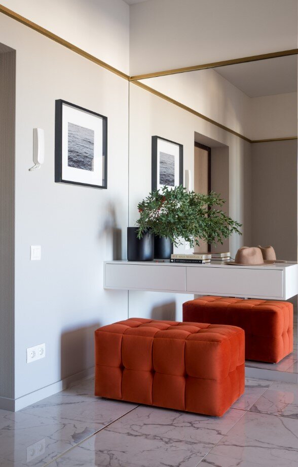 Довольно популярной стала трансформируемая мебель, которую технически продумывают очень удобной и компактной. 