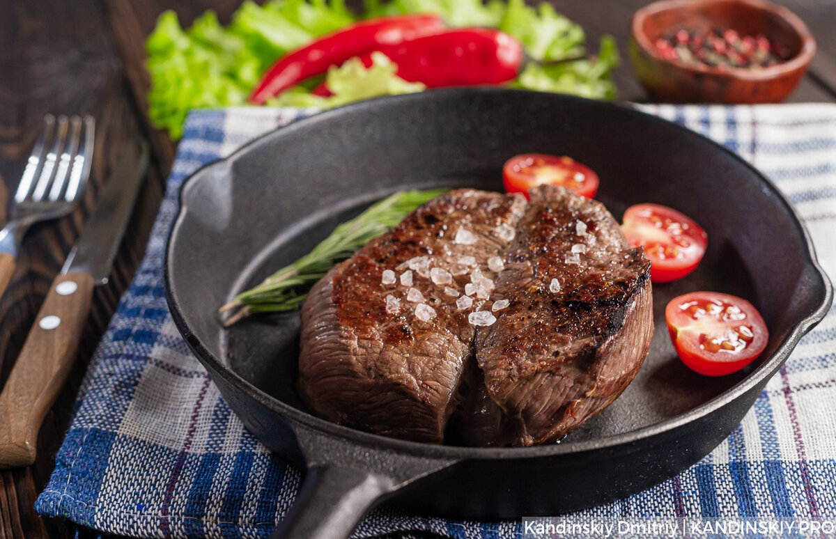 Правильно приготовить стейк на сковороде. Вкусный сочный стейк в собственном соку. Как сделать стейк из говядины мягким и сочным на сковороде. Стейк сделать дома. Как сделать сочный стейк.