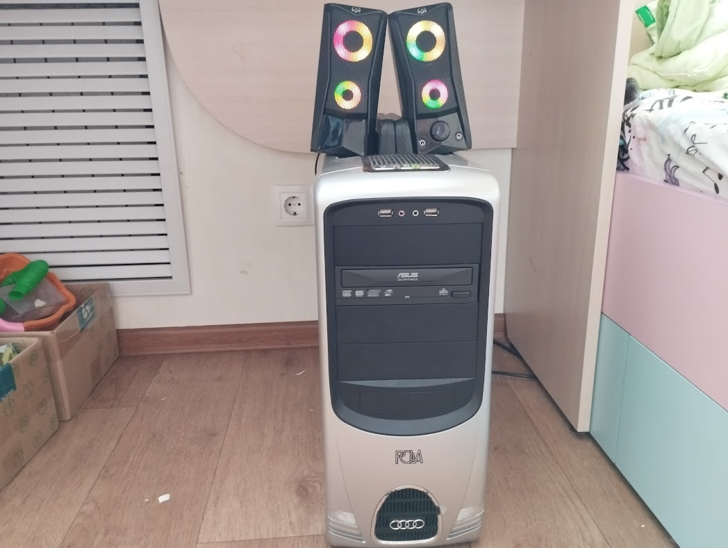 Вот за таким компьютером родом из 2010 у меня сейчас занимаются дети.